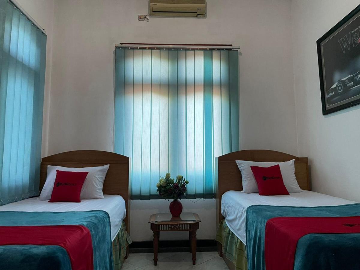 Reddoorz Syariah @ Karang Pilang Hotel Karangpilang Exterior photo