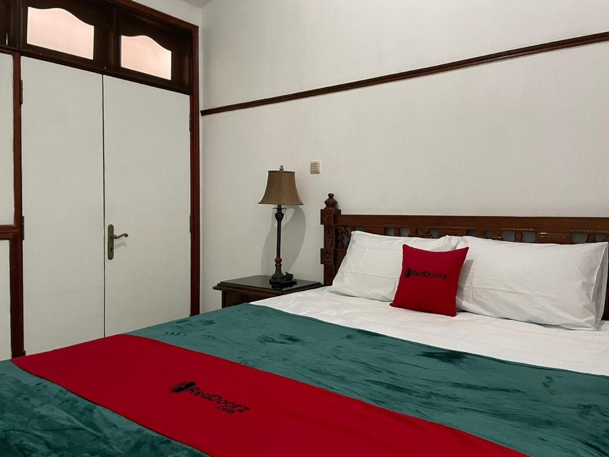 Reddoorz Syariah @ Karang Pilang Hotel Karangpilang Exterior photo